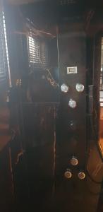 een donkere kamer met een rij knoppen op een machine bij KELLY'S ROOM EUPHRATE HOUSEBOAT in Amsterdam