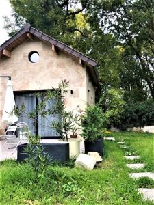 une maison avec une chaise et des plantes dans l'herbe dans l'établissement LE CHILL Suite & SPA (Jacuzzi et Sauna privés), à Boissy-Saint-Léger