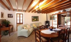 sala de estar con mesa y sofá en Villa Camp Redo, en Pollensa