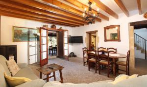 sala de estar con sofá y mesa en Villa Camp Redo, en Pollensa