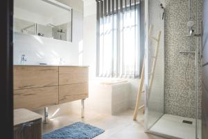 Koupelna v ubytování Maison chaleureuse 3 chambres avec jacuzzi LE CLOS DES GAMBINS