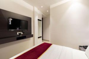 TV a/nebo společenská místnost v ubytování O Rooms Near Mumbai international Airport