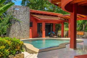 uma piscina em frente a uma casa em Casa Las Lajas em Esterillos