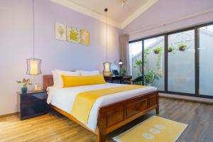 Postel nebo postele na pokoji v ubytování Homeland Villa Hoi An