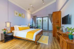 Postel nebo postele na pokoji v ubytování Homeland Villa Hoi An
