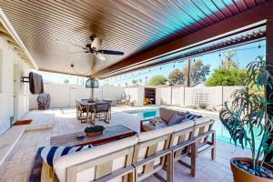 un patio al aire libre con sofá y mesa en Cacti Cabana en Phoenix