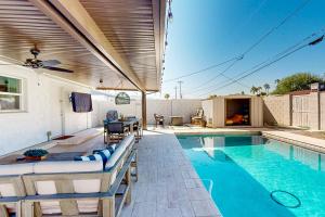 una piscina con tumbonas y una casa en Cacti Cabana en Phoenix