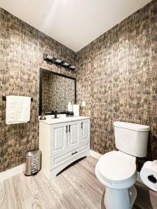 A bathroom at Modern Friendly 3BR Habitat - WO - BUR