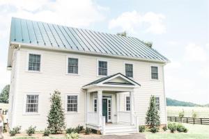 uma casa branca com um telhado de gambrel em Marriott Ranch Bed and Breakfast em Hume