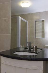 Bilik mandi di The Suburban Guest House