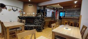 Reštaurácia alebo iné gastronomické zariadenie v ubytovaní Penzion Zázrifka