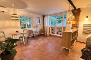 een woonkamer met een tafel en een eetkamer bij La Sureña in Alhaurín el Grande