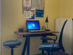 TV a/nebo společenská místnost v ubytování Poppy Flower Apartment