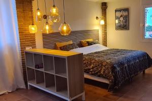 een slaapkamer met een groot bed en enkele verlichting bij La Sureña in Alhaurín el Grande