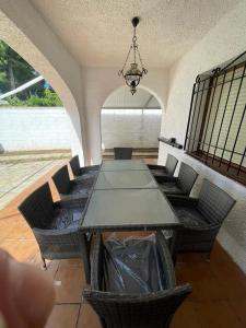 een eetkamer met een tafel en stoelen en een kroonluchter bij Diamante en Cambrils Costa Dorada in Cambrils