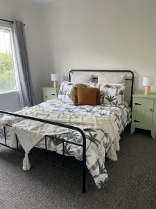 En eller flere senge i et værelse på Stay at 66 - Luxury Family Home - Pet Friendly