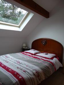 Schlafzimmer mit einem Bett und einem großen Fenster in der Unterkunft Chalet Ma Bonne Etoile 