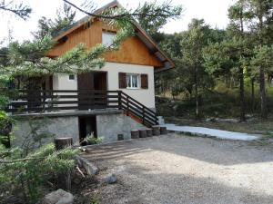 ein Haus mitten im Wald in der Unterkunft Chalet Ma Bonne Etoile 