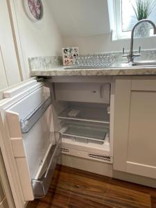 pusta lodówka w kuchni ze zlewem w obiekcie Garden annex w mieście Welton