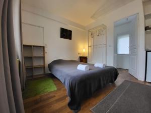 Een bed of bedden in een kamer bij La Musardière