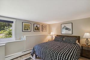 a bedroom with a bed and a window at Stowe Gallery Apartment in Stowe