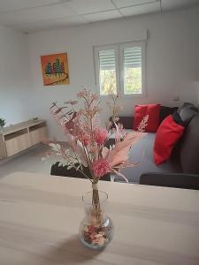 eine Vase mit Blumen auf einem Tisch im Wohnzimmer in der Unterkunft Casa Celia in Valsequillo de Gran Canaria