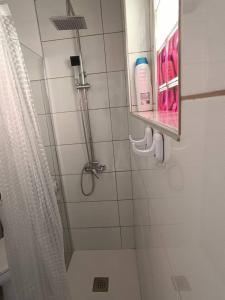 ein Bad mit Dusche und Duschvorhang in der Unterkunft Casa Celia in Valsequillo de Gran Canaria