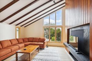 ein Wohnzimmer mit einem Sofa und einem Kamin in der Unterkunft The Mercer House in Stowe