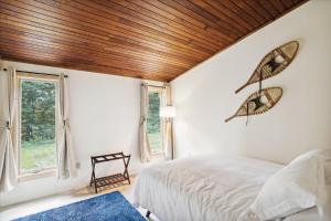 ein Schlafzimmer mit einem Bett und einer Holzdecke in der Unterkunft The Mercer House in Stowe