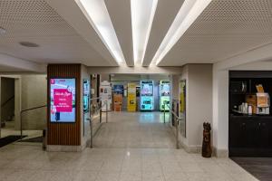 um corredor num edifício com luz em Hotel Pires em Balneário Camboriú