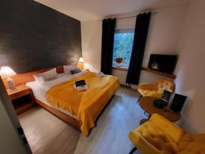 a bedroom with a large bed and a window at Hotel Schwedenkrone Pension Ohne Frühstück und Verpflegung in Stade