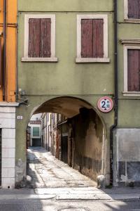 an archway in the side of a building at Sweet House a Veronetta - A pochi metri dal Centro in Verona