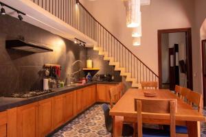 En restaurant eller et spisested på Villa Colonial Private Pool Center Merida 4Bedroom