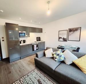 a living room with a couch and a kitchen at Remarkable 1Bed Apartment in Central Liverpool in Liverpool