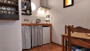 - une cuisine avec un évier et un comptoir dans l'établissement Apartment mit kleiner Innenhof-Terrasse im mediterranen Stil, à Icod de los Vinos