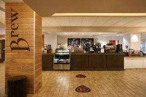 a restaurant with a counter with aasteryasteryasteryasteryasteryasteryasteryasteryastery at Holiday Inn Nashville - Vanderbilt - Dwtn by IHG in Nashville
