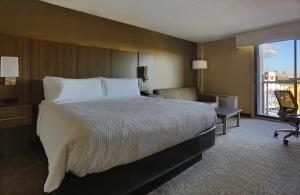 een hotelkamer met een bed en een groot raam bij Holiday Inn Nashville Vanderbilt, an IHG Hotel in Nashville