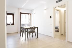 comedor con mesa y sillas en Appartamento comfort-relax, en Termoli