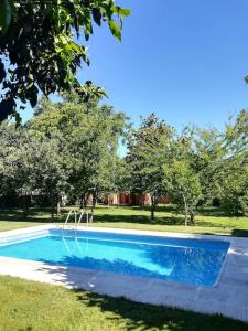 una piscina en un patio con árboles en el fondo en Casa finca Pitusa, en Salvatierra de Miño