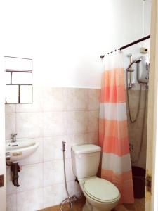 タクロバンにあるHOST HOMES - CASA ELIZAのバスルーム(トイレ、洗面台付)