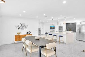 a kitchen and dining room with a table and chairs at Luxe 7 Bed Oasis in Hollywood in Hollywood