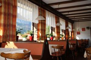 Reštaurácia alebo iné gastronomické zariadenie v ubytovaní Pension Tilly