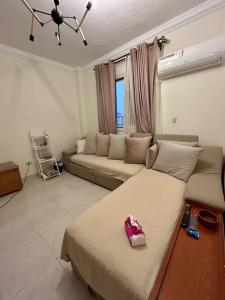 - un salon avec deux lits et un canapé dans l'établissement Gardenia city , Nasr city, au Caire