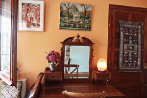 a room with a mirror and a vase of flowers at Casita de Bosque in Arbúcies