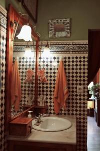 a bathroom with a sink and a mirror at Casita de Bosque in Arbúcies