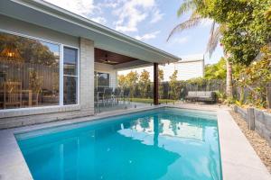 una piscina en el patio trasero de una casa en Pet friendly Holiday home with pool on Alex, en Alexandra Headland