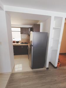 eine Küche mit einem Kühlschrank aus Edelstahl in einem Zimmer in der Unterkunft Apartamento moderno en condominio Agualongo in Pasto