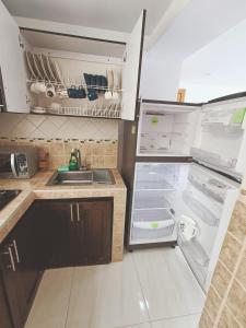 cocina con nevera abierta y fregadero en Apartamento moderno en condominio Agualongo, en Pasto