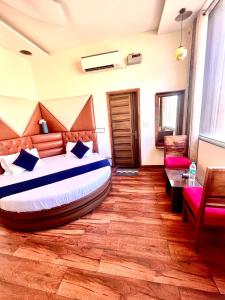 um quarto com uma cama e piso em madeira em Hotel Woodcrest Zirakpur Chandigarh- Best Family Hotel em Chandīgarh