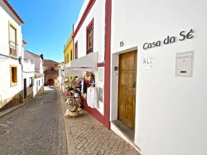 una calle con una tienda de ropa al lado de un edificio en Casa da Sé, en Silves